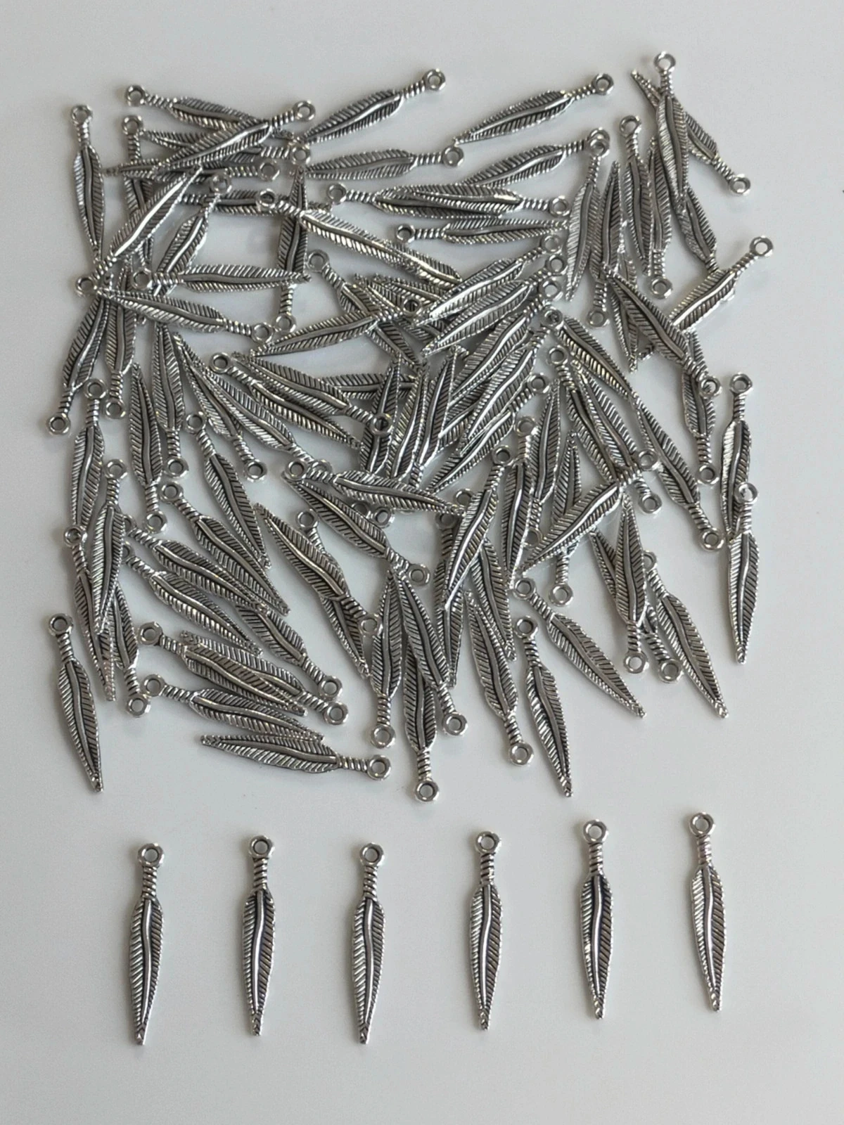 100 breloques charms plumes argentées 29mm en métal Lot n°6211